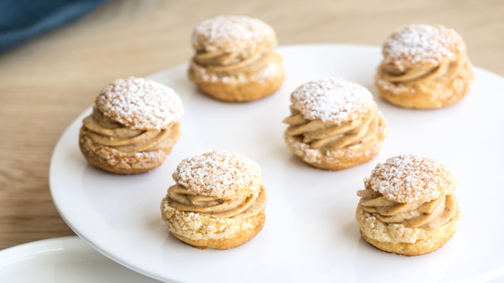 Image de choux praliné à réaliser lors d'un atelier pâtisserie pour adulte chez Le Fouet Enchanté.