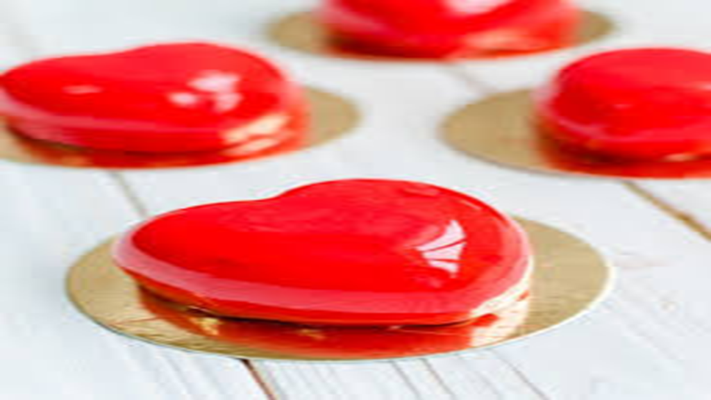 Image de cœurs entremets avec glaçage miroir à réaliser lors d'un atelier pâtisserie pour adulte chez Le Fouet Enchanté.