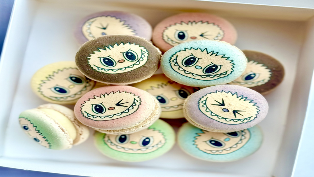 Image de macarons Labubu à réaliser lors d'un atelier pâtisserie pour un duo (1 adulte et 1 enfant) chez Le Fouet Enchanté.