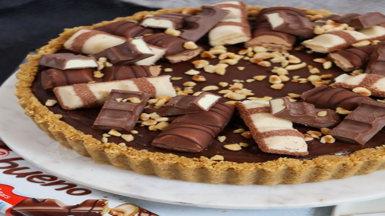 Image d'une tarte chocolat & Kinder Bueno à réaliser lors d'un atelier pâtisserie pour duo (1 adulte et 1 enfant) chez Le Fouet Enchanté.
